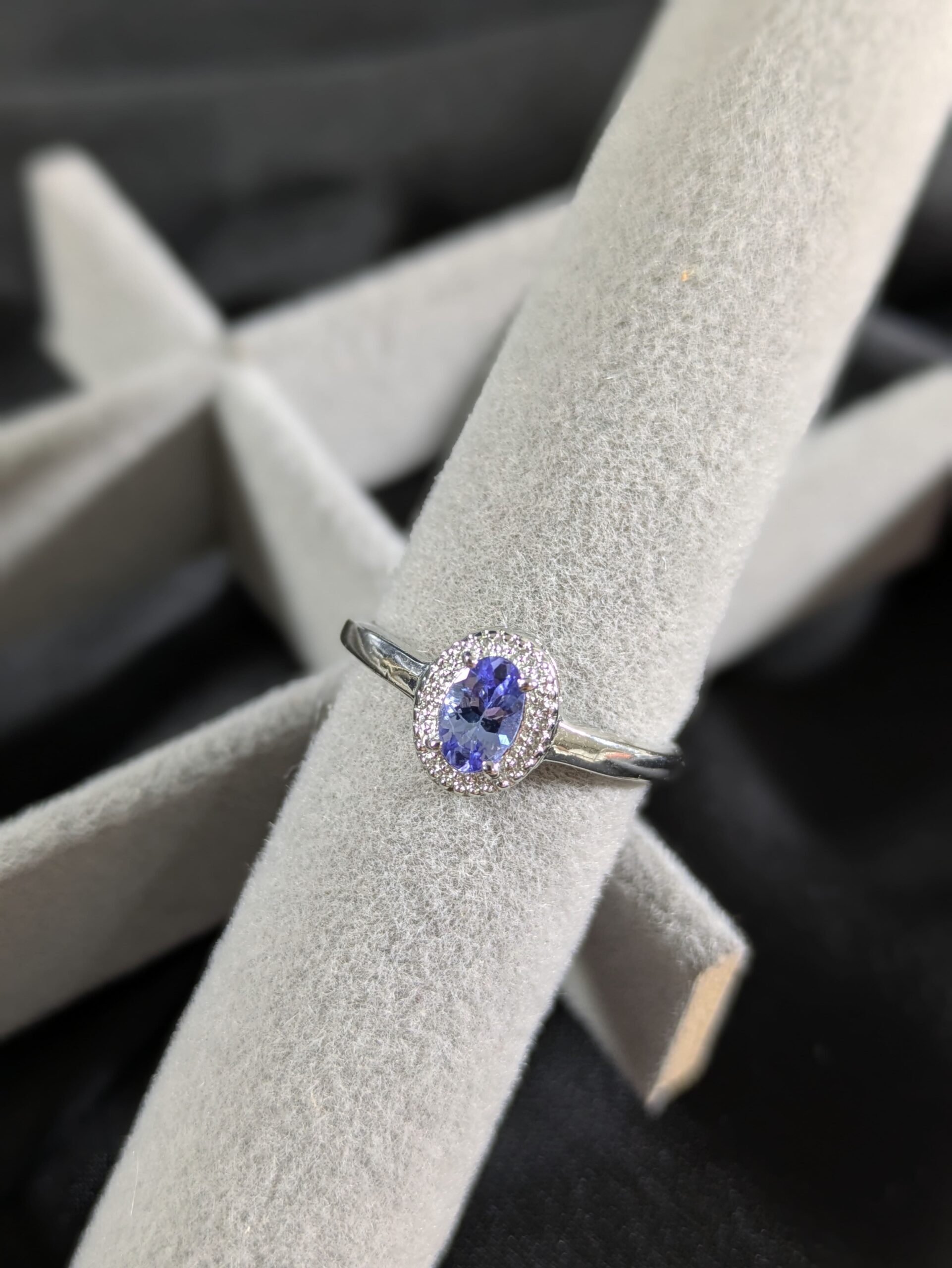 Tanzanite Silver Ring – Intuition, Calmness & Timeless Charm